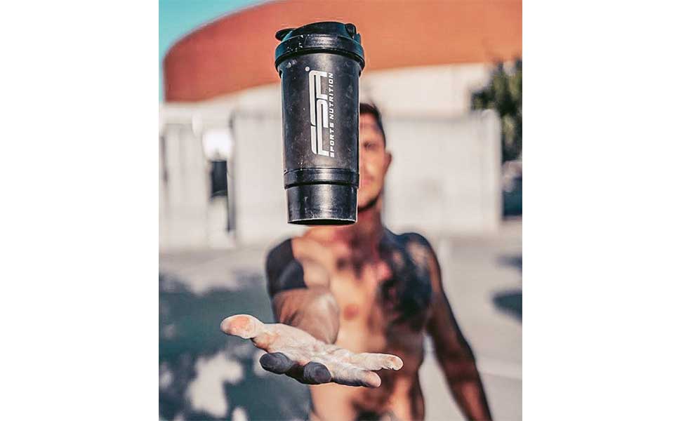 Protein shaker 500ml with Powder Holder, Measuring Scale, screw cap. The German professional sports brand FSA Nutrition | BPA Free | Black 500 ml.